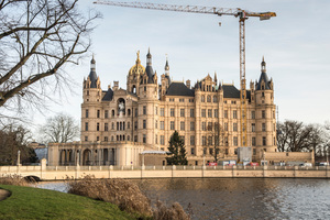  Malerisch auf einer Insel im Schweriner See mitten im Stadtzentrum der Landeshauptstadt gelegen, ist das Schweriner Schloss Sitz des Landtags von Mecklenburg-Vorpommern. 