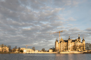  Malerisch auf einer Insel im Schweriner See mitten im Stadtzentrum der Landeshauptstadt gelegen, ist das Schweriner Schloss Sitz des Landtags von Mecklenburg-Vorpommern. 