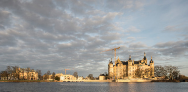 Malerisch auf einer Insel im Schweriner See mitten im Stadtzentrum der Landeshauptstadt gelegen, ist das Schweriner Schloss Sitz des Landtags von Mecklenburg-Vorpommern.