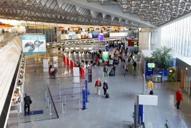 W?hrend der Betriebszeit befinden sich rund 100.000 Menscen auf dem Frankfurter Flughafen.