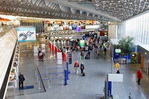  Während der Betriebszeit befinden sich rund 100.000 Menscen auf dem Frankfurter Flughafen. 