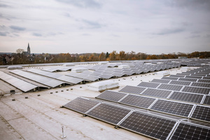  Die Photovoltaikzellen auf dem Dach des Lagers liefern bis zu 500 Kilowattstunden pro Jahr – und versorgen u.a. die OxyReduct®-Anlage mit nachhaltig produziertem Strom. 