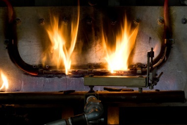 Das Brandverhalten von Kabeln wird anhand von Kriterien wie der Flammenausbreitung und W?rmefreisetzung (sogenannter „Heat Release“), einer Rauchgasanalyse und der optischen Rauchentwicklung („Density“) ermittelt.