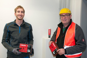  Geschäftsführer Walter Baum (re.) und Installateur Anton Giggenbach verbauen verstärkt den Brandschutzstein Hilti CFS-BL P zur Abschottung von Kabeln und Rohren. 