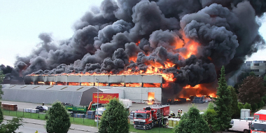 W?hrend eines Brandes entstehen gef?hrliche Luftschadstoffe, die bei Abk?hlung des Rauches aus der Luft „abregnen“. Diese Brandr?ckst?nde stellen eine Gefahr f?r Mensch und Umwelt dar.