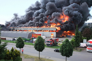  Während eines Brandes entstehen gefährliche Luftschadstoffe, die bei Abkühlung des Rauches aus der Luft „abregnen“. Diese Brandrückstände stellen eine Gefahr für Mensch und Umwelt dar. 