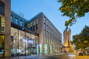  Das TurmCarrée entstand unmittelbar neben dem ältesten Bauwerk der Frankfurter Innenstadt, dem Eschenheimer Turm. 