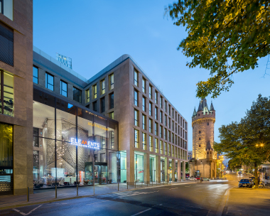 Das TurmCarrée entstand unmittelbar neben dem ältesten Bauwerk der Frankfurter Innenstadt, dem Eschenheimer Turm.