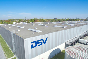  Das neue Volumenverteilzentrum der Firmengruppe DSV in Bochum wurde von Kingspan Light + Air Essmann mit modernsten Tageslicht- und Sicherheitssystemen ausgestattet. 
