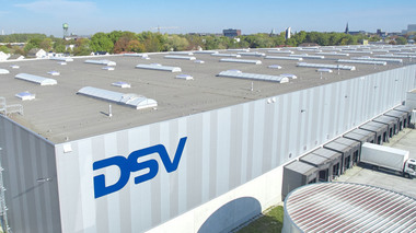 Das neue Volumenverteilzentrum der Firmengruppe DSV in Bochum wurde von Kingspan Light + Air Essmann mit modernsten Tageslicht- und Sicherheitssystemen ausgestattet.