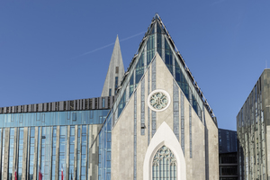  Mithilfe der Kombination von Stein und Glas ist es den Architekten gelungen die Umrisse der alten Kirche wiederzugeben. 