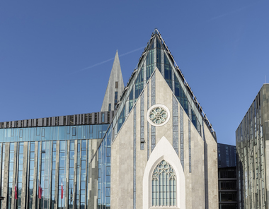 Mithilfe der Kombination von Stein und Glas ist es den Architekten gelungen die Umrisse der alten Kirche wiederzugeben.