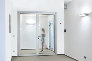  Zweiflügelige „NovoFire“-Rauchschutztür mit Schallschutzeigenschaften als Trennung zwischen den Arbeitsbereichen 
