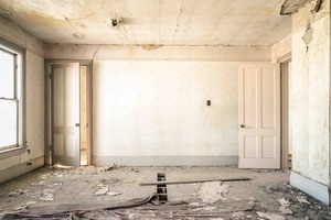  Bei Baumaßnahmen an vor 1989 errichteten Gebäuden ist Vorsicht geboten: Asbest könnte in Putzen und Spachtelmassen stecken. 