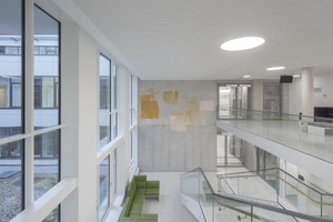  Das Innere des Interdisziplinären Tumorzentrums ITZ in Freiburg präsentiert sich hell und weiträumig. 
