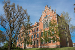  Die „Rote Schule“ von Grimma befindet sich auf einer leichten Anhöhe und zieht mit ihrer auffälligen Fassade die Blicke der Passanten auf sich. 