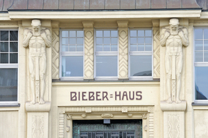  Hingucker im Kern der Hansestadt: Das Bieberhaus mit seiner ornamentverzierten Fassade und den zwei beeindruckenden Atlanten im Eingangsbereich. 