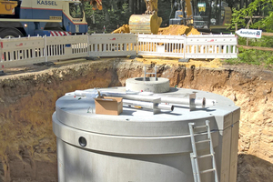  Die Löschwasserbehälter wurden als Betonfertigteile geliefert, die Halbschalen per Autokran in die Baugruben versetzt und von einem Team des Herstellers vor Ort montiert. Die Fertigteilbauweise hat den Vorteil der schnellen Betriebsbereitschaft bei gleichzeitig hoher Belastbarkeit. 