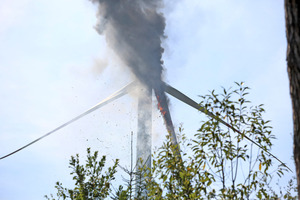  Brand einer Windenergieanlage im Jahr 2013. Innerhalb einer Stunde stand eines der drei Rotorblätter in Flammen und stürzte mit seinen 9 t Gewicht in ein angrenzendes Waldstück. Es bestand aus Kunststoff und war 38 m lang. 