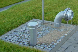  Bild rechts: Die drei unterirdischen Tanks sind auf dem Gelände des Windparks verteilt und nicht miteinander verbunden. Sie wurden nach Fertigstellung durch Tankfahrzeuge mit Wasser befüllt. Sämtliches Zubehör gemäß DIN 14230 war Bestandteil der Lieferung. 