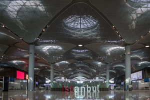  In der ersten Bauphase des Flughafens Istanbul von 2014 bis 2018 wurden auf einer Fläche von circa 1,4 Mio. m² der Passagierterminal (im Bild), zwei Start- und Landebahnen sowie ein Flugsicherungsturm bereits erfolgreich fertiggestellt. 