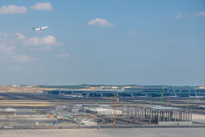  Der Flughafen Istanbul soll nach Fertigstellung jährlich bis zu 200 Mio. Passagiere abfertigen. Zum Vergleich: Am größten deutschen Drehkreuz, dem Frankfurter Flughafen, wurden im vergangenen Jahr 58 Mio. Reisende bedient. 