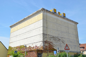  Der Hochbunker mit seinen zwei Meter dicken Wänden aus massivem Stahlbeton schützt das innenliegende Rechenzentrum von ColocationIX vor jeglichen physischen Einflüssen sicher.  