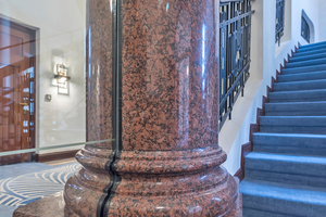  Um das Glas einbauen zu können, wurden die Granitstützen vorsichtig geschlitz.  