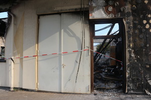  Dass das Spänensilo und der Spritzraum vom Brand verschont geblieben sind, ist den Feuerschutztüren zu verdanken, die eine unkontrollierte Ausbreitung verhindert haben. 