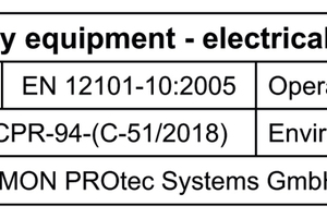  Typenschild einer digitalen RWA-Zentrale von SIMON PROtec: Die CE Zertifizierung der RWA-Steuerungen erfolgt nach EN 12101-10. In Zukunft sind durch den neuen Entwurf der DIN 18232-9 und dem darin enthaltenen Verweis auf die ISO 21927-9 klare Mindestanforderungen an die Betriebssicherheit und die Umweltklassifizierung festgelegt. 