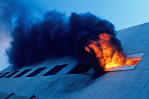  Durchschnittlich 362 Menschen sterben allein in Deutschland jedes Jahr bei Bränden. Baulicher Brandschutz gewinnt immer mehr an Bedeutung. Neben dem Anspruch, die Entstehung eines Brandes zu vermeiden, ist die Fähigkeit zur Eindämmung der Brandausbreitung ein wichtiges Kriterium bei der Materialwahl.  