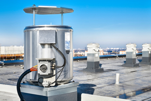  Der Entrauchungsventilator Trox BVD auf dem Dach des Hochhauses hat einen maximalen Volumenstrom von 7.000 m3/h 
