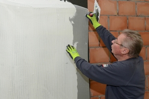  Die Innendämmung von Foamglas kann mit dem Putzsystem PC 74A1 inkl. Armierungsgewebe kombiniert werden. Das System ermöglicht eine handwerklich einfache und zügige Verarbeitung.  