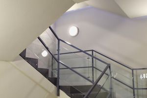  Ein Fluchtweg aus dem Physik-Hörsaal führt über ein Treppenhaus und eine Rampe aus dem ersten Untergeschoss ins Freie 