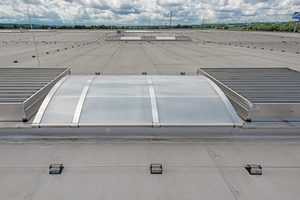  Das Dach des Zentrallagers der XXXLutz Group verzieren Lichtbänder und Lamellenlüfter, die für Licht und Luft im Innenraum sorgen und im Brandfall für eine effiziente Entrauchung 