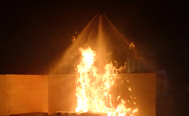 Loderndes Feuer wird mit Wassernebel von oben bespr?ht