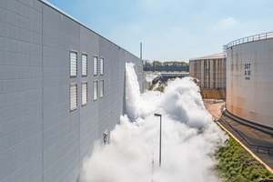  Das Bild zeigt die spektakuläre Probeflutung mit CO2-Löschmitteln in der neu entstandenen Lagerhalle von Mäuler Logistik in Duisburg 