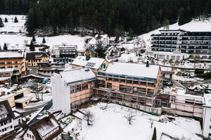  Unter anderem die lange Branddauer und die weitgehende Zerstörung des Stammhauses des 5-Sterne-Superior-Hotels Traube Tonbach machten eine Rettung der alten Bausubstanz unmöglich. Stattdessen entschied man sich für den Abriss der Brandruine und die Neuerrichtung eines Dreigiebel-Gebäudekomplexes. 