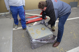  Durch das Befüllen und Auswiegen eines Prüfkörpers wird sichergestellt, dass die Mindestdichte der Füllung von ca. 90 kg/m3 über die Einblasmaschine gemäß Verwendbarkeitsnachweis erreicht wird 