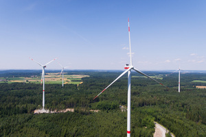  Windpark der EnBW in Bühlertann, Landkreis Schwäbisch Hall. Hochspannungsleitungen, die auf dem Bild ebenfalls zu finden sind, verschwinden im Vergleich zu den Ausmaßen dieser Anlagen fast vollständig 