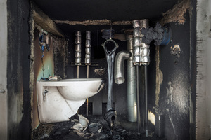  Wie zerstörend Feuer sein kann, zeigt sich an der geborstenen WC-Keramik und den geschmolzenen Abwasserrohren 