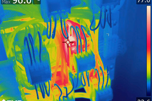  Diese Aufnahme zeigt an der Anschlussstelle eines Schützes auffällige Erwärmungen eines Außenleiters. Ursache hierfür ist ein fehlerhafter Leiteranschluss. 