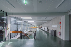  Als Erweiterung im Brandschutz installierten die Spezialisten von Colt sowohl im Erdgeschoss als auch im ersten Obergeschoss des Bauteils Nord insgesamt 30 Brandschutzvorhänge der Klasse EW30. Diese schützen die gläsernen Flurinnenwände. 