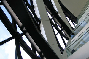  Eine Ansicht aus dem Inneren des Gebäudes der Swiss Re mit automatisierten Fassaden- und Bürofenstern. 