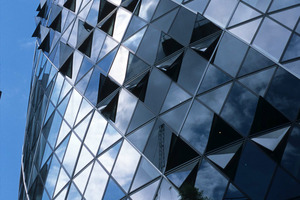  Am Firmensitz der Swiss Re in der City of London sorgen in Dreiecksfenster eingebaute Fensterantriebe von Kingspan STG für frische Luft. 