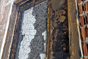  Bild 6: Innenseite der Tür nach dem Brandversuch, die erhebliche Brandschäden zeigt. Der Vergleich zur Vorderseite zeigt die Funktionsfähigkeit des inneren Aufbaus der Tür.  
