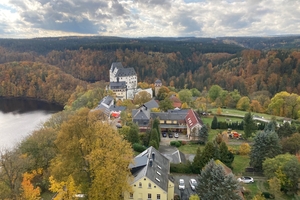  Museum Schloss Burgk, in einer Flussschleife der Saale gelegen, 40 m oberhalb des Wasserspiegels. Im Vordergrund einige Gebäude des Ortes Burgk.  