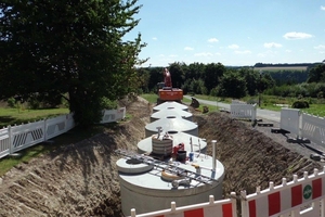  Beispiel 1, Eßbach/Thüringen. Fassungsvermögen von 100 m³ in fünf Behältern, die untereinander durch Rohre verbunden sind. 