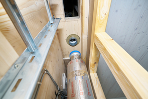 Auch die Abschottung in der CLT-Decke ist montiert. Auf der Baustelle wird nur noch ein kleines Stück Rohr ergänzt, um die Geschosse miteinander zu verbinden. 