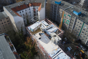  Innerhalb weniger Wochen wurden die Module von purelivin zu zwei Mehrfamilienhäusern mit je 35 Wohneinheiten zusammengefügt.  